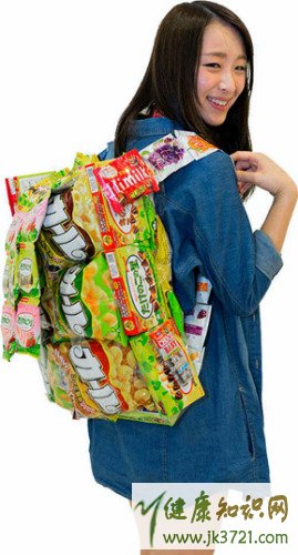 日韩女生流行自制零食背包吃零食对女性的危害