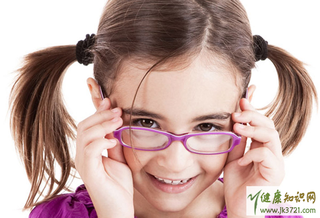 小孩子可以戴隐形眼镜吗戴隐形眼镜的七大危害