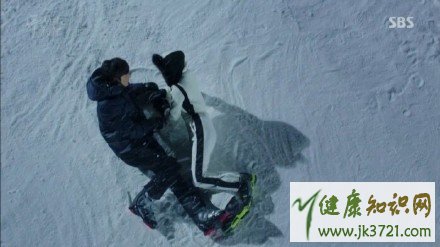 蓝色大海的传说全智贤滑雪服同款第六集全智贤白色滑雪服价格