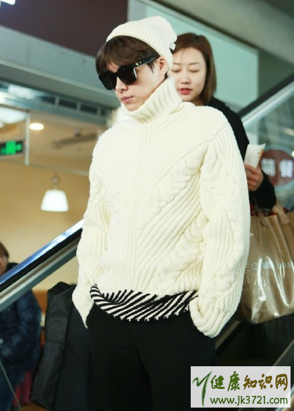 李易峰同款白色毛衣价格李易峰机场高领白色毛衣在哪买