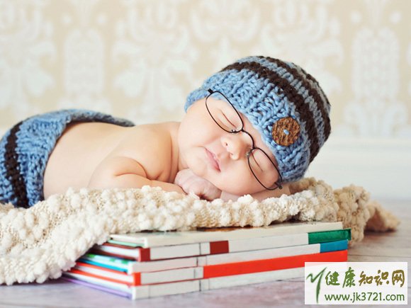 宝宝睡偏头怎么办如何预防宝宝睡偏头