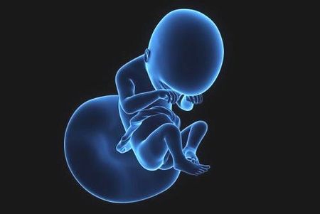 做试管精子和卵子不结合是什么原因造成的，怀孕后出现流血和hcg低