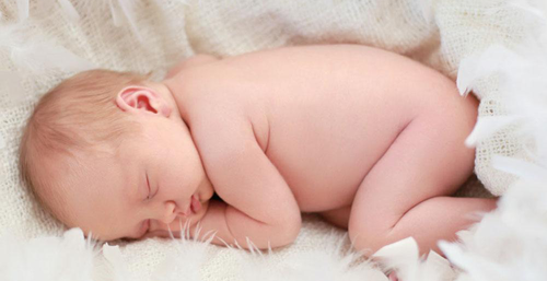 新生儿睡觉翻白眼的原因,医生说这是正常现象