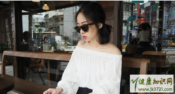 露肩的衣服内衣怎么穿如何穿露肩装不露内衣插图1 露肩的衣服内衣怎么穿如何穿露肩装不露内衣插图1