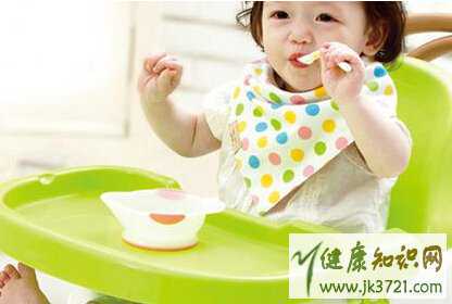 小孩边玩边喂饭有哪些危害小孩喂饭注意事项插图 小孩边玩边喂饭有哪些危害小孩喂饭注意事项插图