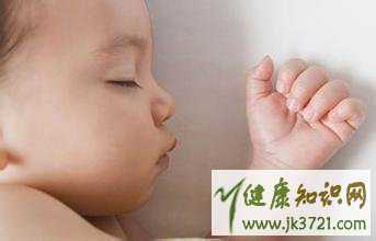 宝宝多汗是正常还是异常呢懂得分辨吗插图