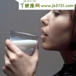 孕期妈妈每天摄入适量的牛奶促进宝宝健康成长插图
