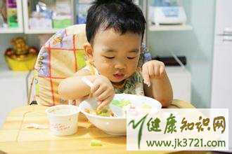 孩子吃饭慢怎么办孩子正常用餐时间是多久插图1 孩子吃饭慢怎么办孩子正常用餐时间是多久插图1