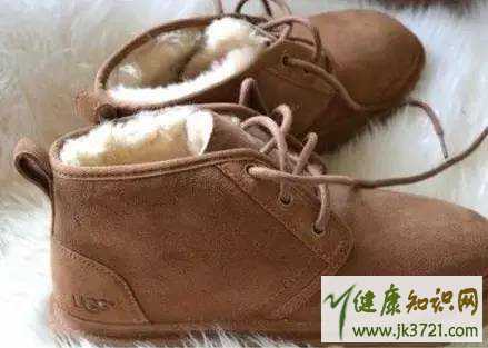 ugg雪地靴真假辨别方法ugg雪地靴价格多少钱插图4 ugg雪地靴真假辨别方法ugg雪地靴价格多少钱插图4