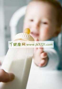 防止宝宝呛奶妈妈要注意喂养姿势插图 防止宝宝呛奶妈妈要注意喂养姿势插图