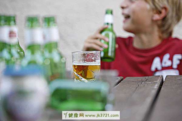 孩子喝酒的危害，影响大脑的发育插图