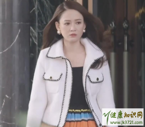 放弃我抓紧我厉微微白色绣边外套同款陈乔恩短款外套价格插图2 放弃我抓紧我厉微微白色绣边外套同款陈乔恩短款外套价格插图2