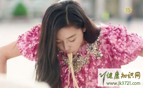 蓝色大海的传说剧里全智贤穿的衣服什么牌子全智贤穿的鞋子是什插图3 蓝色大海的传说剧里全智贤穿的衣服什么牌子全智贤穿的鞋子是什插图3