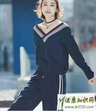 2017春季流行的运动裤是什么牌子为什么今年流行侧条纹运动裤插图3 2017春季流行的运动裤是什么牌子为什么今年流行侧条纹运动裤插图3