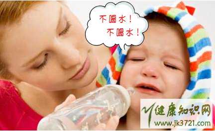 宝宝不爱喝水怎么办宝宝喝水的注意事项插图2