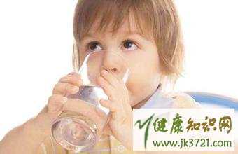 你真的会给宝宝喝水吗如何给宝宝健康补水插图