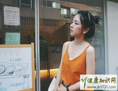 露肩的衣服内衣怎么穿如何穿露肩装不露内衣插图3