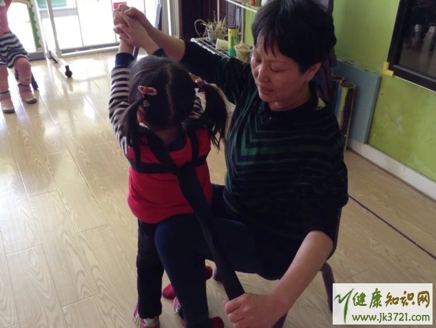 孩子驼背怎么办孩子驼背的锻炼方法插图 孩子驼背怎么办孩子驼背的锻炼方法插图