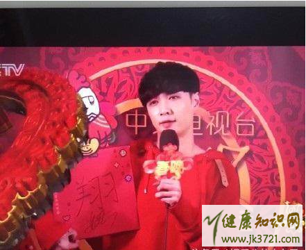 2017杨幂红卫衣什么牌子杨幂除夕自拍红卫衣多少钱插图3