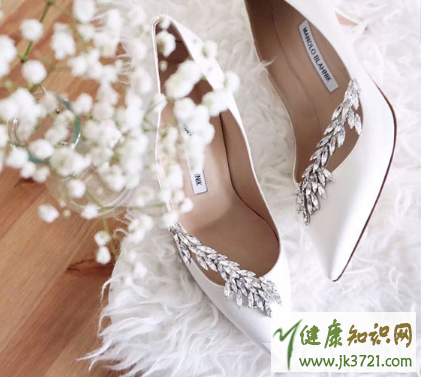 蓝色大海的传说剧里全智贤穿的衣服什么牌子全智贤穿的鞋子是什插图7 蓝色大海的传说剧里全智贤穿的衣服什么牌子全智贤穿的鞋子是什插图7