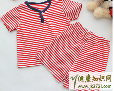 夏天出生的宝宝需要抱被吗宝宝夏天穿什么插图2 夏天出生的宝宝需要抱被吗宝宝夏天穿什么插图2