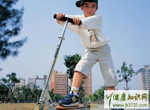 孩子几岁可以玩滑板车孩子玩滑板车要注意什么插图1 孩子几岁可以玩滑板车孩子玩滑板车要注意什么插图1