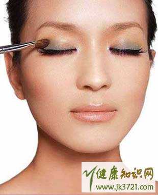 女人如何有效的预防和消除眼袋眼袋形成的原因有哪些插图1 女人如何有效的预防和消除眼袋眼袋形成的原因有哪些插图1