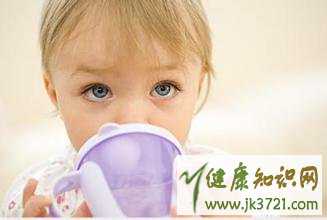 你真的会给宝宝喝水吗如何给宝宝健康补水插图1