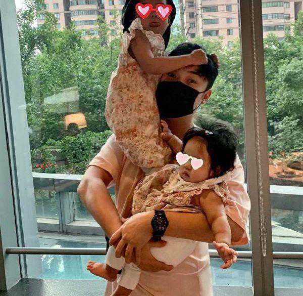 陈赫官宣张子萱二胎得女,首晒全家福长相酷似妈妈插图3 陈赫官宣张子萱二胎得女,首晒全家福长相酷似妈妈插图3
